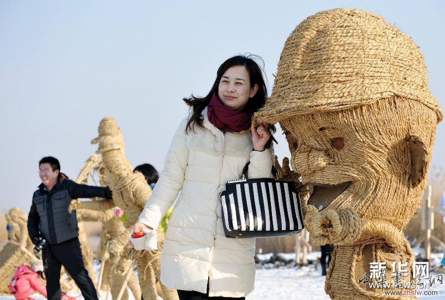 #（晚報）（2）天津七里海冰雪稻草人節(jié)開幕