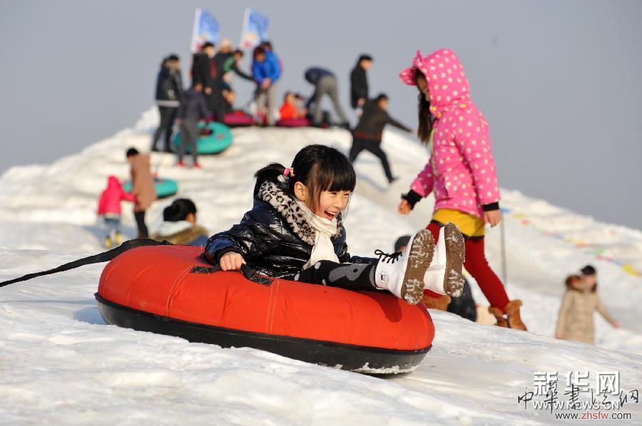 #（晚報）（3）天津七里海冰雪稻草人節(jié)開幕