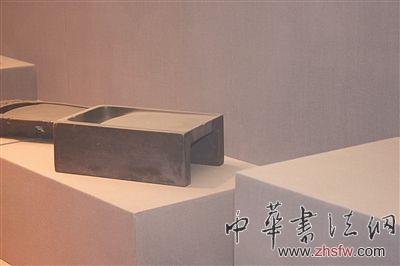 硯臺下空的地方放蠟燭。