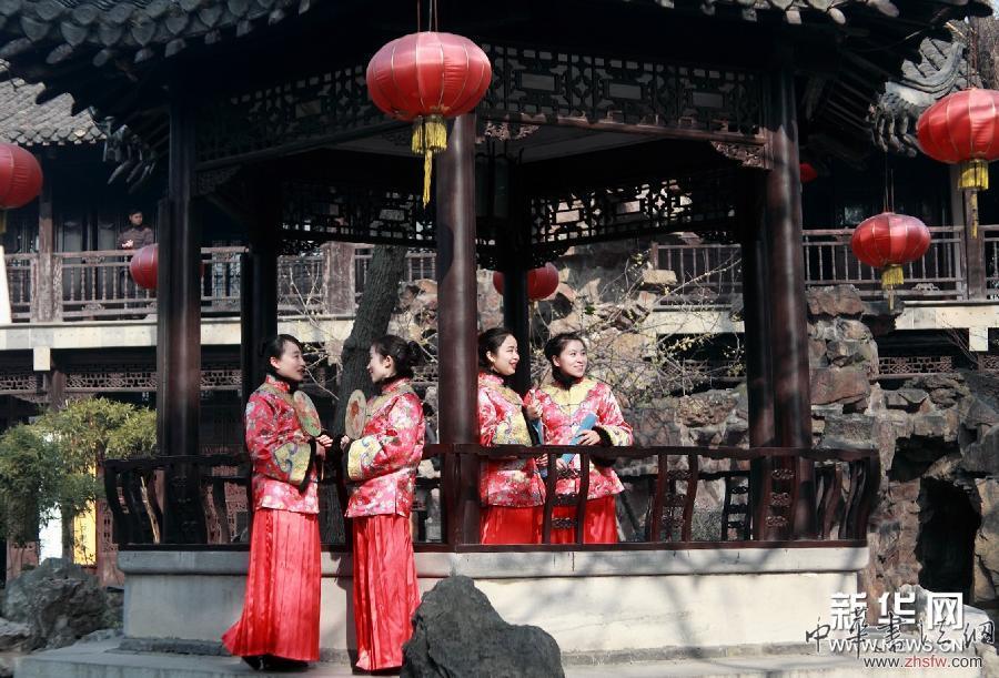 江蘇揚州個園導(dǎo)游換新裝 #(晚報)(3)江蘇揚州個園導(dǎo)游換新裝