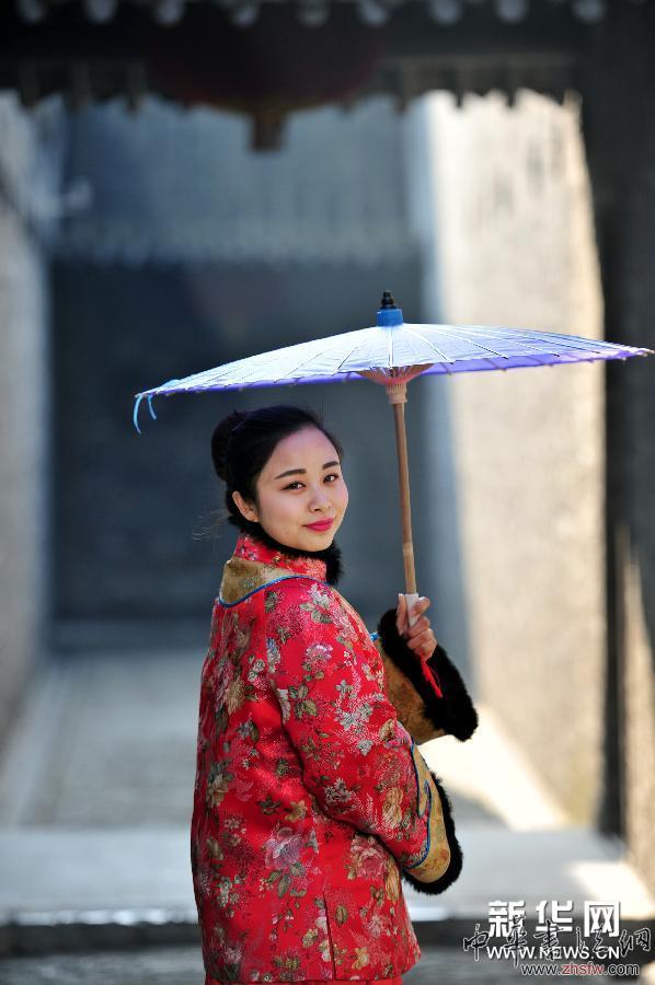 江蘇揚州個園導(dǎo)游換新裝 #(晚報)(4)江蘇揚州個園導(dǎo)游換新裝