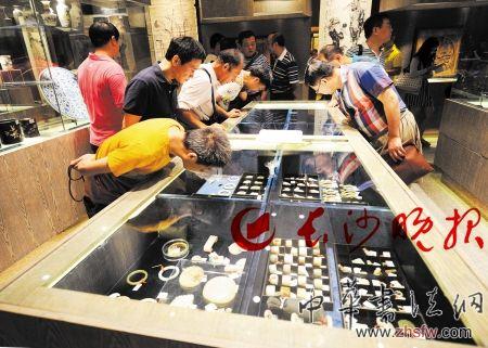 長沙市文物商店內(nèi)，眾多古玩愛好者在品鑒琳瑯滿目的文物。 　　長沙晚報記者 王志偉攝