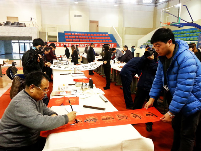 中國楹聯(lián)學(xué)會等單位組織赴河北昌黎書春聯(lián)