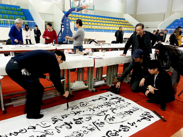 中國楹聯(lián)學(xué)會等單位組織赴河北昌黎書春聯(lián)