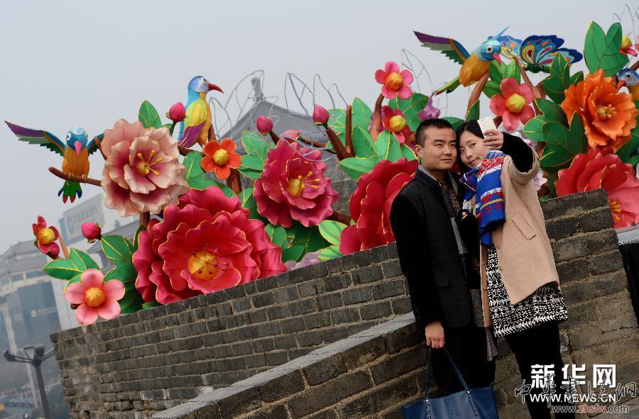 繽紛彩燈為古城西安添年味 (晚報)(2)繽紛彩燈為古城西安添年味