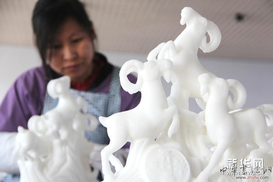 山東無棣推出鹽雕羊工藝品 #(經(jīng)濟(jì))(1)山東無棣推出鹽雕羊工藝品