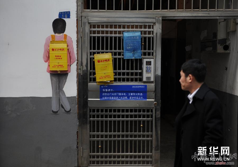 老墻新畫裝點(diǎn)社區(qū) 圖 (社會(huì))(2)老墻新畫裝點(diǎn)社區(qū)