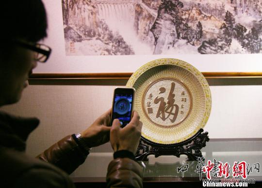 雍正第十代孫傳承康熙“福”字混搭青瓷創(chuàng)新藝術(shù)