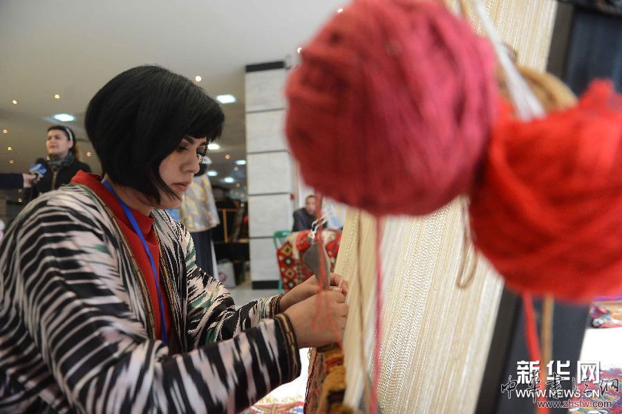 烏茲別克斯坦舉辦民族手工藝術節(jié) 圖 (XHDW)(4)烏茲別克斯坦舉辦民族手工藝術節(jié)