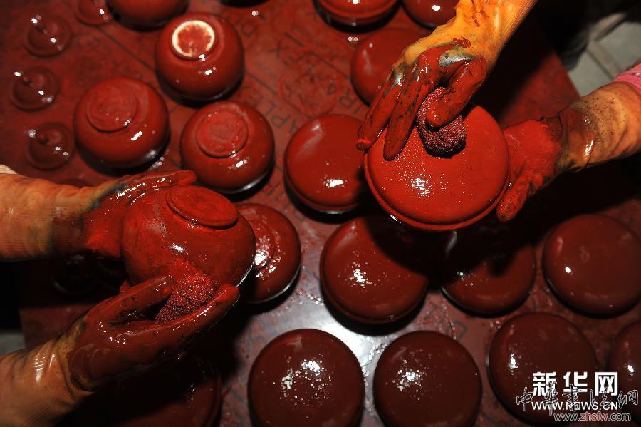 “雕漆”工藝品是怎樣做成的 (新華網(wǎng))(1)“雕漆”工藝品是怎樣做成的