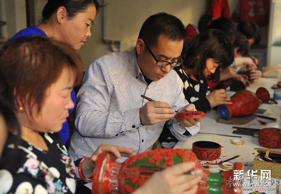 “雕漆”工藝品是怎樣做成的 (新華網(wǎng))(3)“雕漆”工藝品是怎樣做成的