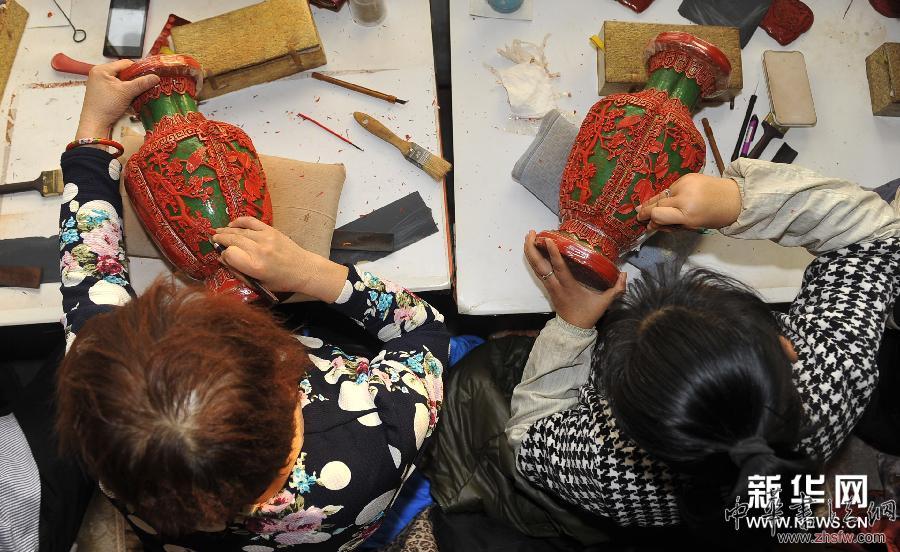 “雕漆”工藝品是怎樣做成的 (新華網(wǎng))(4)“雕漆”工藝品是怎樣做成的