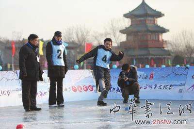 北京什剎海再現(xiàn)&ldquo;冰上蹴球&rdquo;300年前曾盛行（圖）