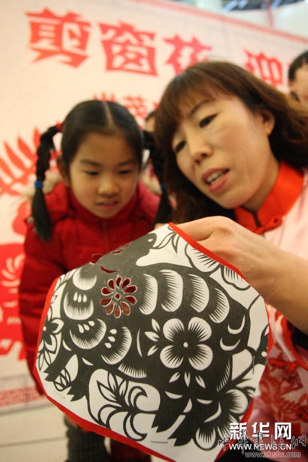 #（晚報）（2）剪窗花  迎新年