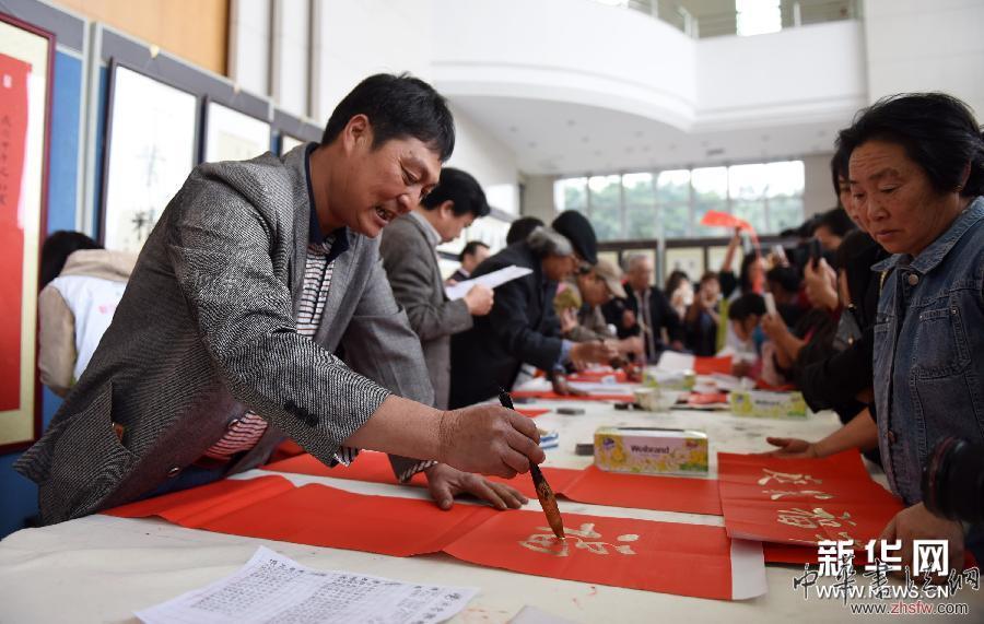 廣東農(nóng)民書法家舉辦作品展 (晚報(bào))(1)廣東農(nóng)民書法家舉辦作品展