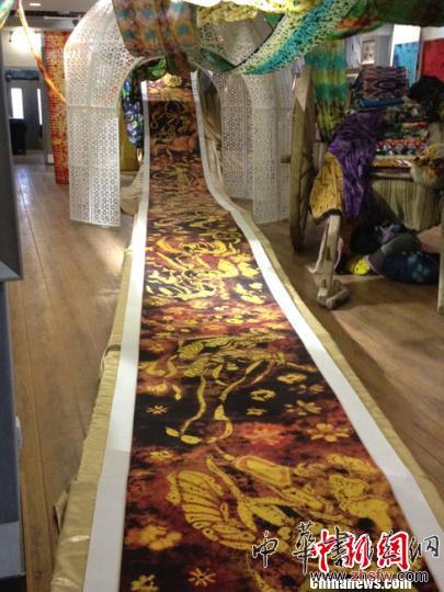 蘭州學(xué)者二十載“復(fù)活”古代絲綢染纈技藝(圖)