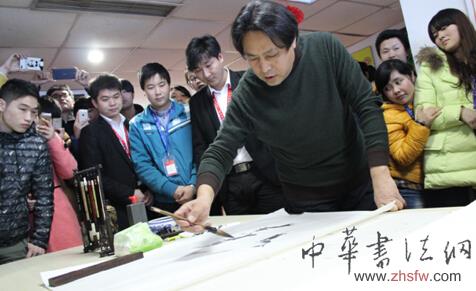 齊白石嫡傳弟子王東風(fēng)蒞臨東方收藏合肥分部 現(xiàn)場揮墨畫蝦