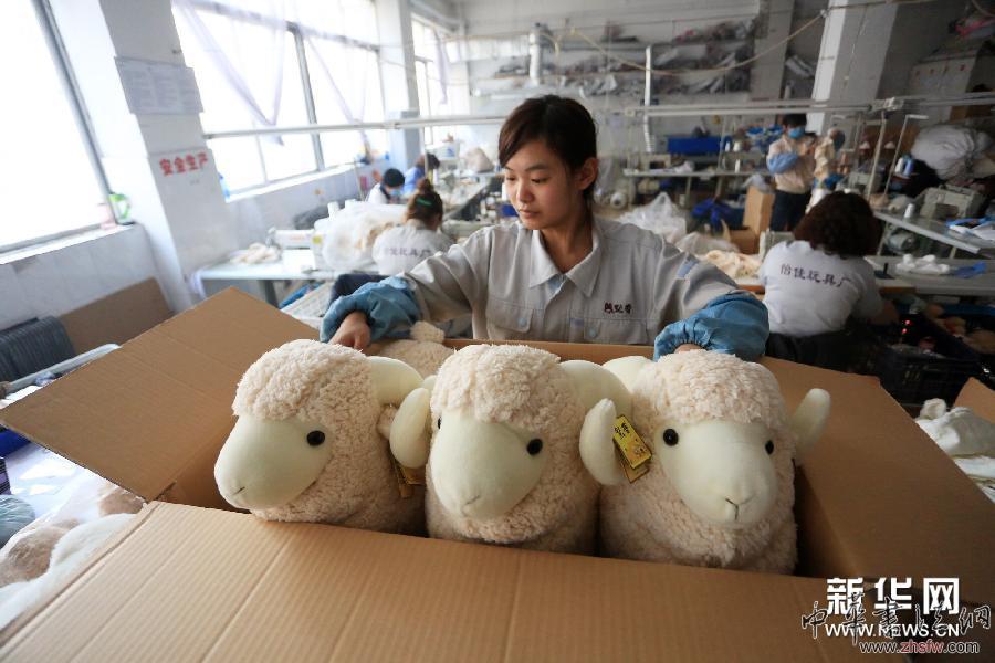 #（晚報(bào)）（2）大連&ldquo;萌羊&rdquo;玩具生產(chǎn)忙