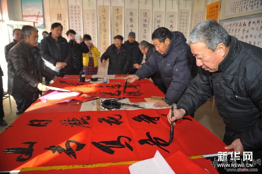 （晚報(bào)）過立春 寫春聯(lián) 迎春節(jié)