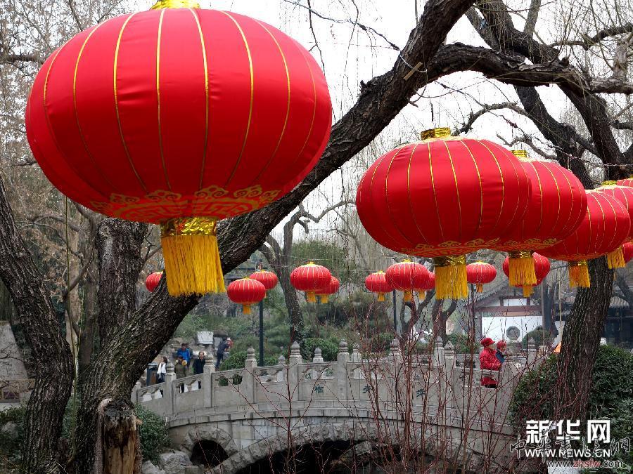 （晚報(bào)）濟(jì)南：大紅燈籠迎立春