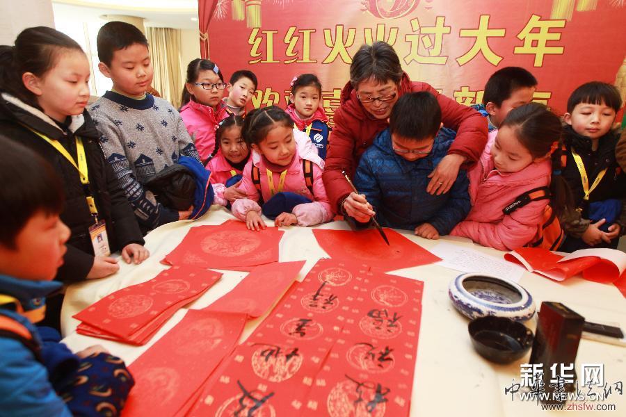 （新華網(wǎng)）鄰里相聚迎新春