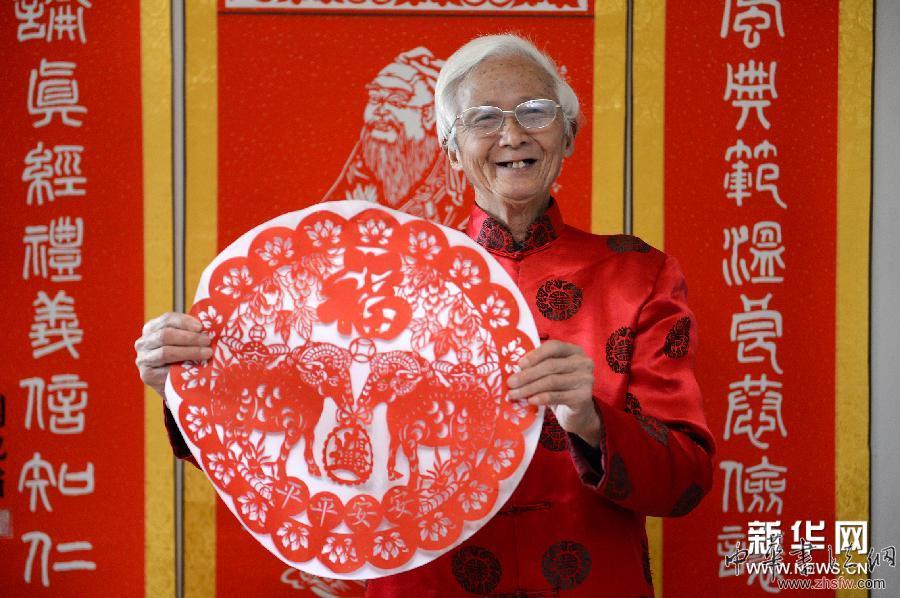 （晚報）79歲老翁剪紙迎羊年