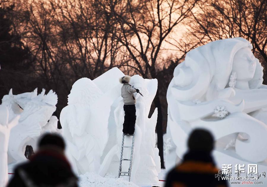 （社會）（3）哈爾濱：太陽島雪博會雪雕&ldquo;整容補(bǔ)妝&rdquo;