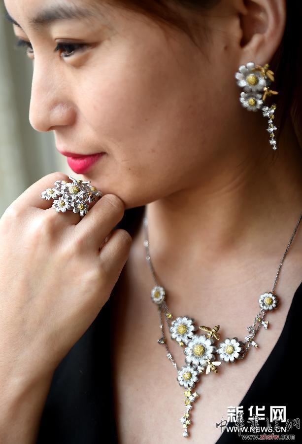 中西方文化碰撞珠寶設(shè)計作品展在京舉行 (晚報)(2)中西方文化碰撞珠寶設(shè)計作品展在京舉行