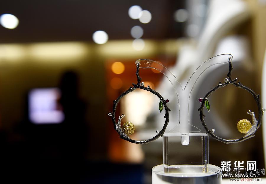 中西方文化碰撞珠寶設(shè)計作品展在京舉行 (晚報)(1)中西方文化碰撞珠寶設(shè)計作品展在京舉行