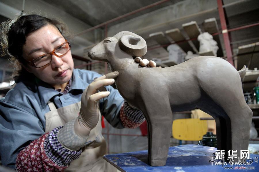 #（財經(jīng)專線）（1）&ldquo;萌羊&rdquo;主題瓷器生產(chǎn)忙