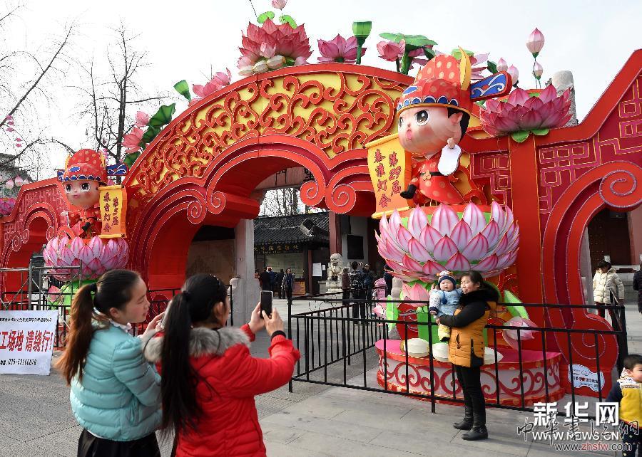 （晚報(bào)）（2）南京秦淮燈會(huì)緊張布展