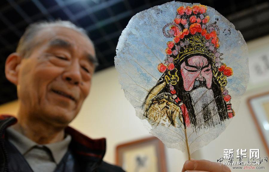 古稀老人巧手彩繪“葉脈畫” #(晚報)(1)古稀老人巧手彩繪“葉脈畫”