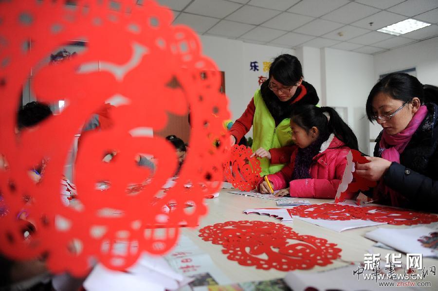 貼窗花 迎小年 (社會)(2)貼窗花 迎小年