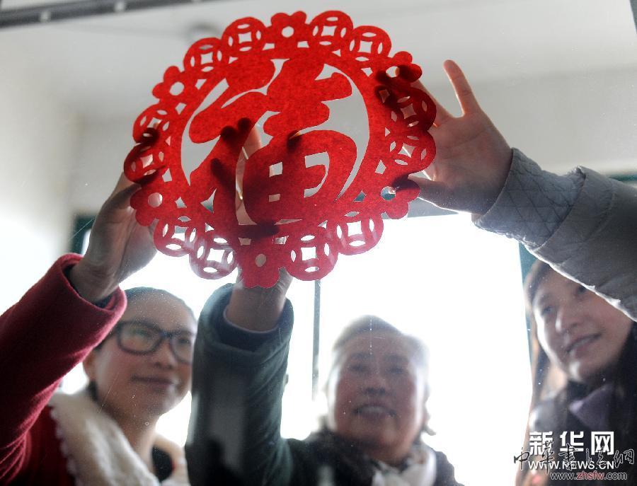 貼窗花 迎小年 (社會)(1)貼窗花 迎小年