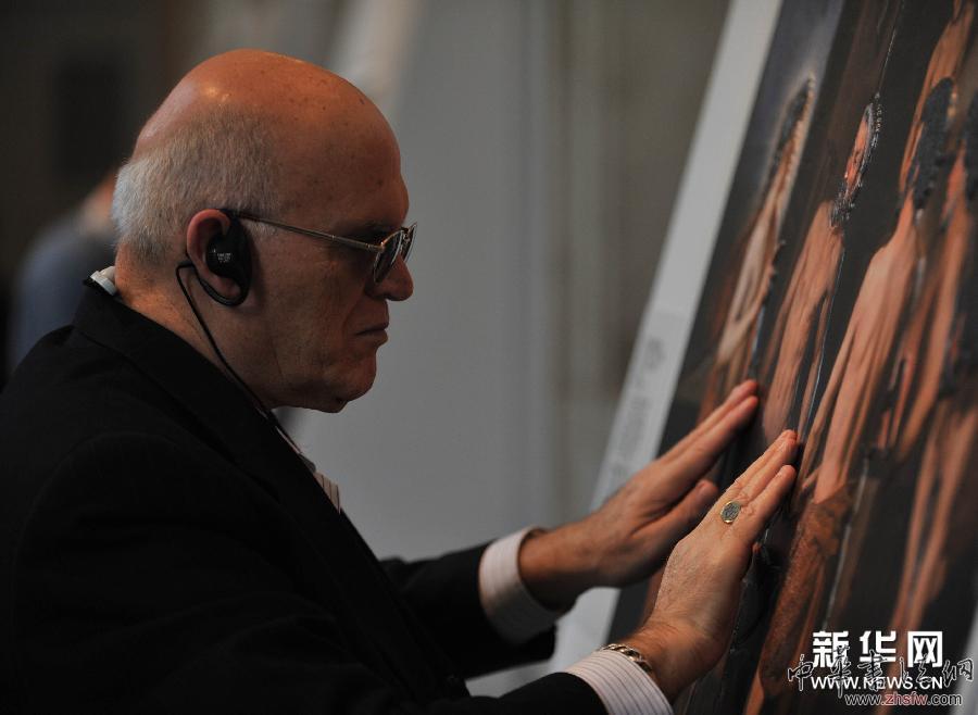 “盲人摸畫” (國際)(1)“盲人摸畫”