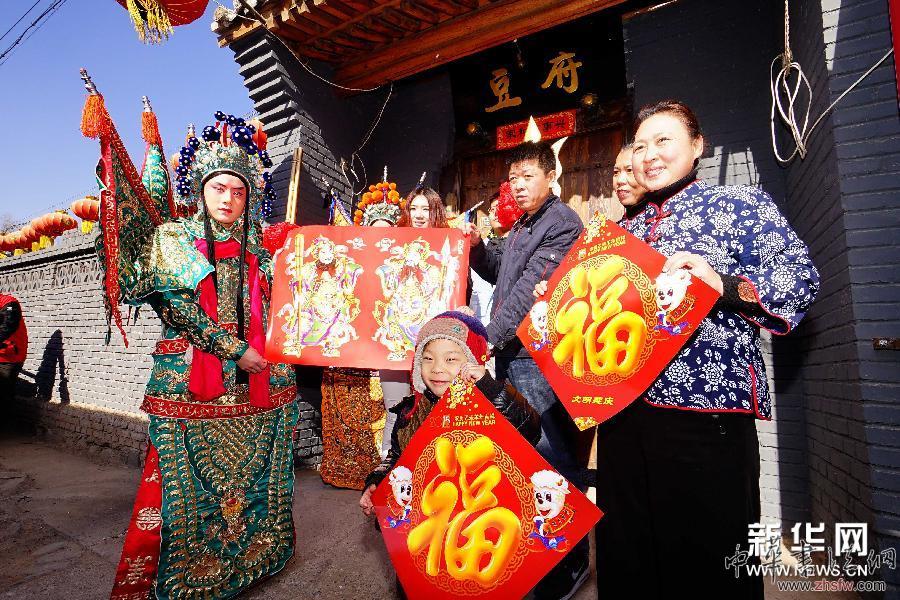 北京延慶:貼“門神”迎春節(jié) (社會)(1)北京延慶:貼“門神”迎春節(jié)