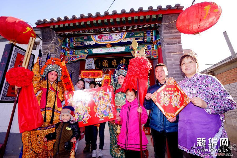 北京延慶:貼“門神”迎春節(jié) (社會)(2)北京延慶:貼“門神”迎春節(jié)