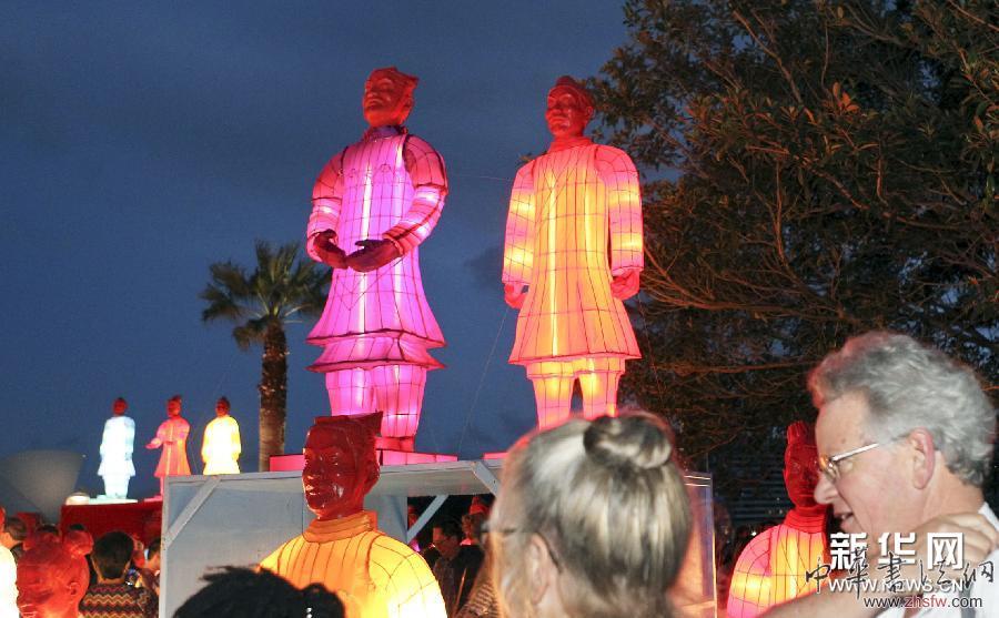 悉尼點(diǎn)亮兵馬俑彩燈 圖 (國際)(2)悉尼點(diǎn)亮兵馬俑彩燈