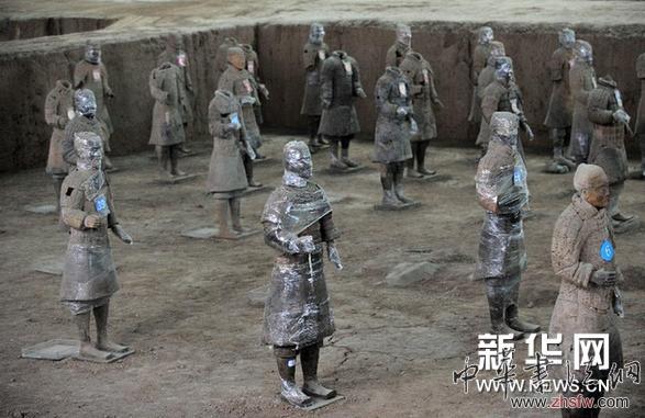 出土兵馬俑“穿上”保鮮膜 圖 (社會(huì))(1)出土兵馬俑“穿上”保鮮膜