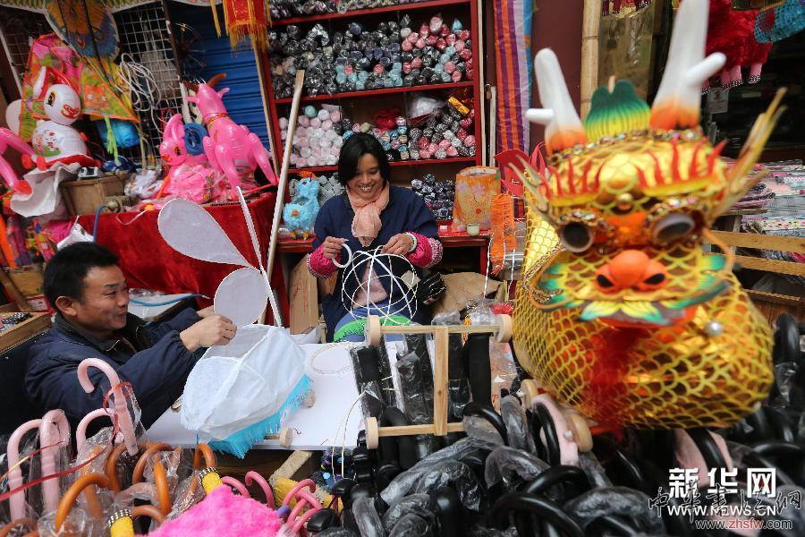 上海:手工元宵彩燈受歡迎 (晚報)(2)上海:手工元宵彩燈受歡迎