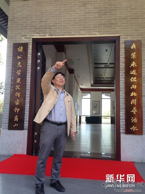 徐寒教授在徐寒藝術館外。