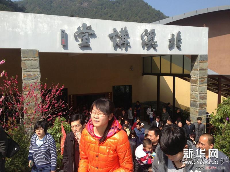 參觀書畫展的觀眾。