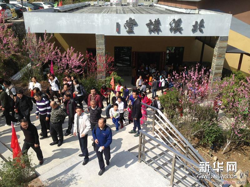 參觀書畫展的觀眾。