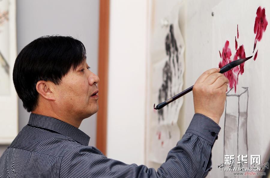 （新華網(wǎng)）（2）北京美術(shù)家送畫下鄉(xiāng)