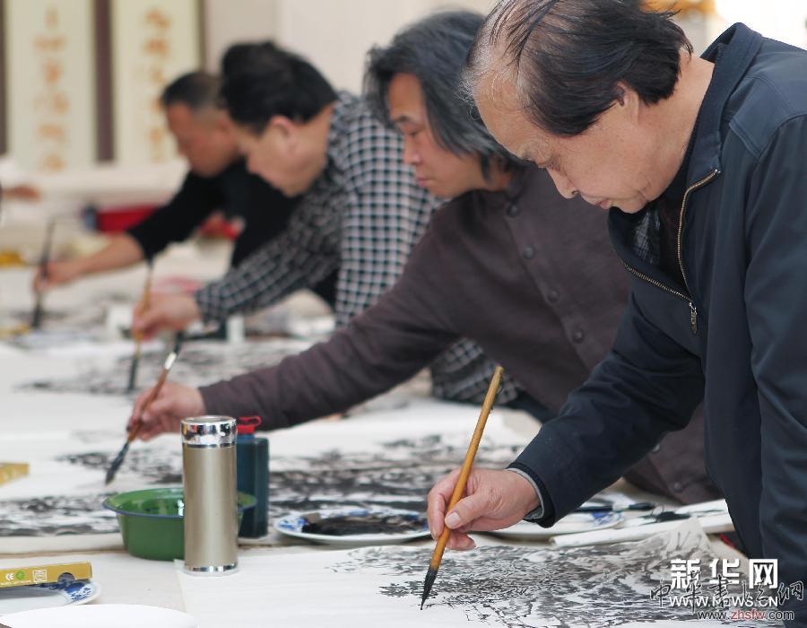 （新華網(wǎng)）（3）北京美術(shù)家送畫下鄉(xiāng)