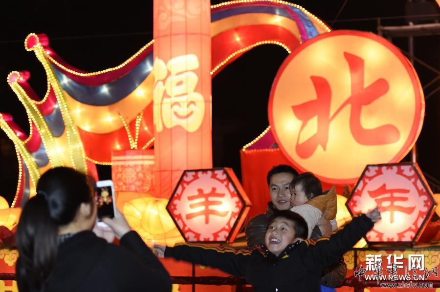 （晚報）（1）杭州：亮花燈 迎元宵