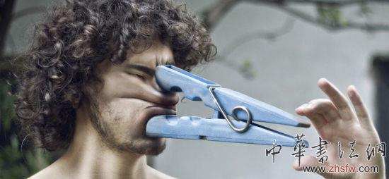 馬丁坦言，自己使用PS軟件的目的很簡單，就是要?jiǎng)?chuàng)造出不可思議的圖景。但是要實(shí)現(xiàn)這一點(diǎn)，不僅需要過硬的修圖技術(shù)，還要有非凡的想象力。絞盡腦汁想不到點(diǎn)子時(shí)，你是不是也想要拿夾子把自己的創(chuàng)意逼出來呢？