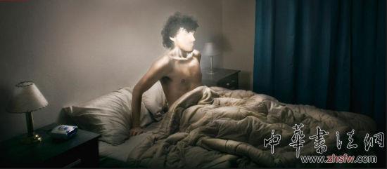 在無數(shù)個(gè)不眠的夜晚，我悄悄地起身，不想打破臥房的寧靜?？上?，我那五百瓦的大腦已經(jīng)先我一步照亮了一切黑暗。兄弟，你確定自己不是燈神轉(zhuǎn)世？