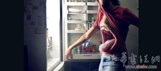 誰說男人只會(huì)用下半身思考？餓急了連胃都能用智商征服世界，當(dāng)然包括眼前的冰箱。