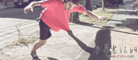 喔喔喔，別拽我哦！也許在未來打敗人類的不是人工智能，而是擁有了自我意識(shí)的影子。馬丁出門時(shí)都會(huì)帶上自己的小記事本，一旦腦海中出現(xiàn)創(chuàng)意就會(huì)用筆記下。